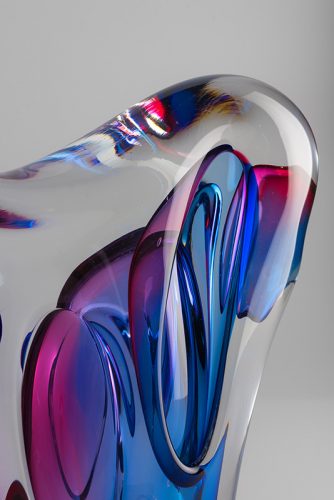 glass sculpture lapin by Adam Jablonski close up